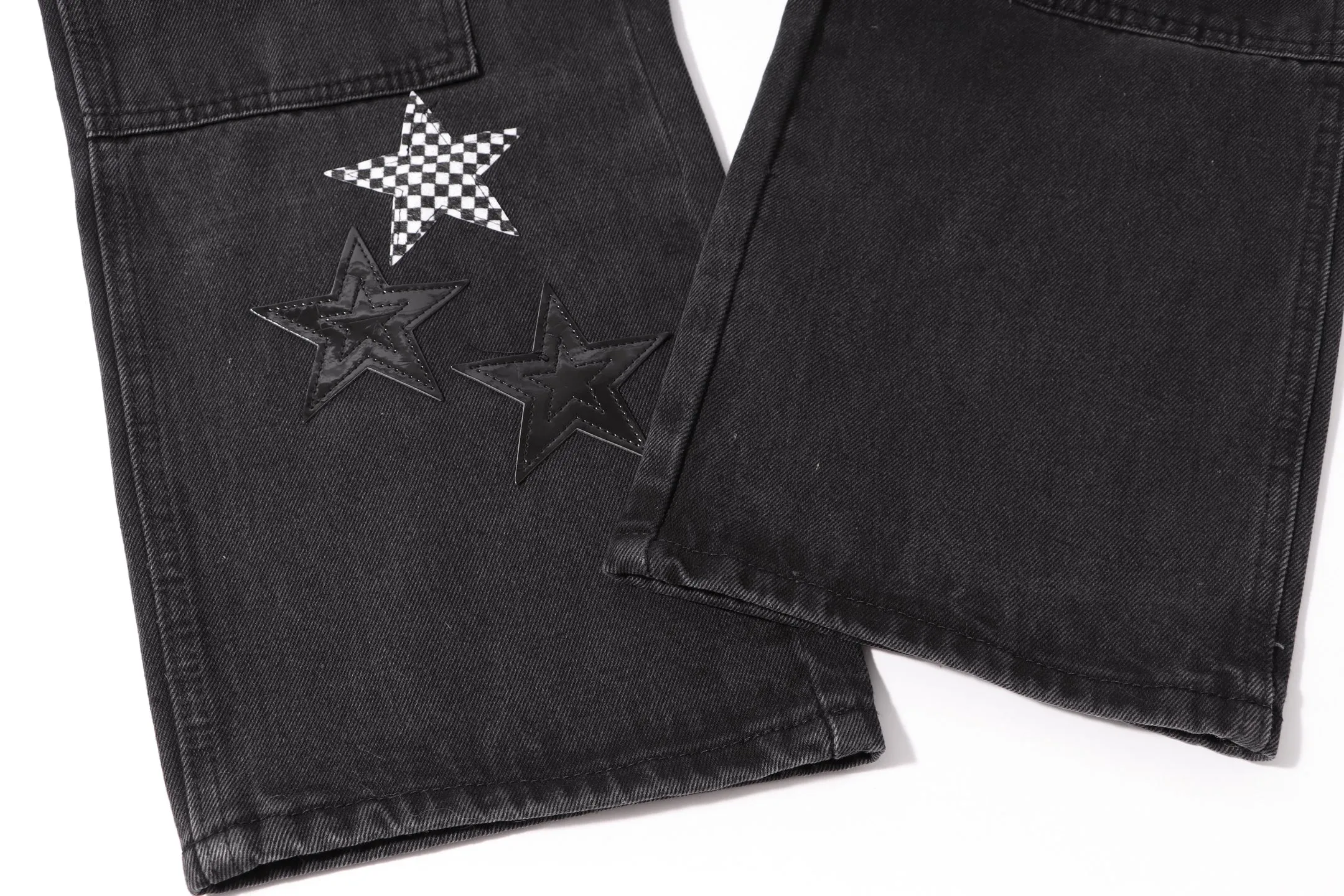 P260 Style number: H44 Croxin & 𝐂𝐡𝐫𝐨𝐦𝐞 𝐇𝐞𝐚𝐫𝐭 ss25 black mosaic star pattern leather denim workwear logging pants. Styles with different washed textures are very friendly to people with thin legs. The slightly flared version perfectly modifies the leg shape. The timeless and moderate length makes it easy to match and match. It is the basis for various styles and is a must-have in your wardrobe! The fabric is stiff but also makes the upper body soft without losing texture. The washing process is even more perfect. It is a must-have item for everyone! ! ! Washed wheat, hang tag, pants label, three labels complete Color: black Size: 30-32-34-36